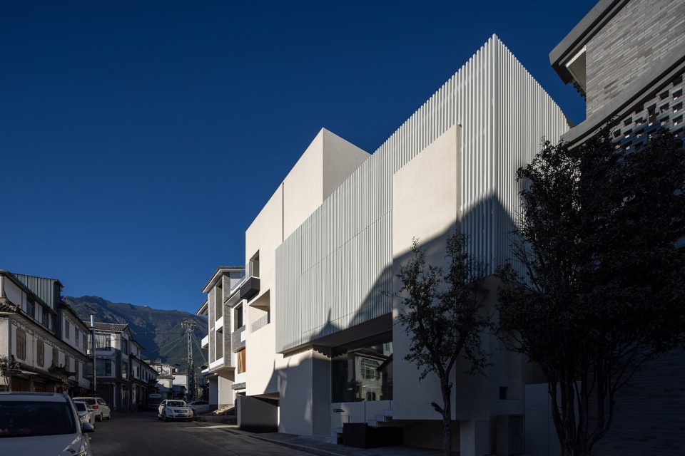 酒店設(shè)計(jì)公司白平衡度假酒店裝修案例分享(圖1) dlbphsjsdjjd-1.jpg