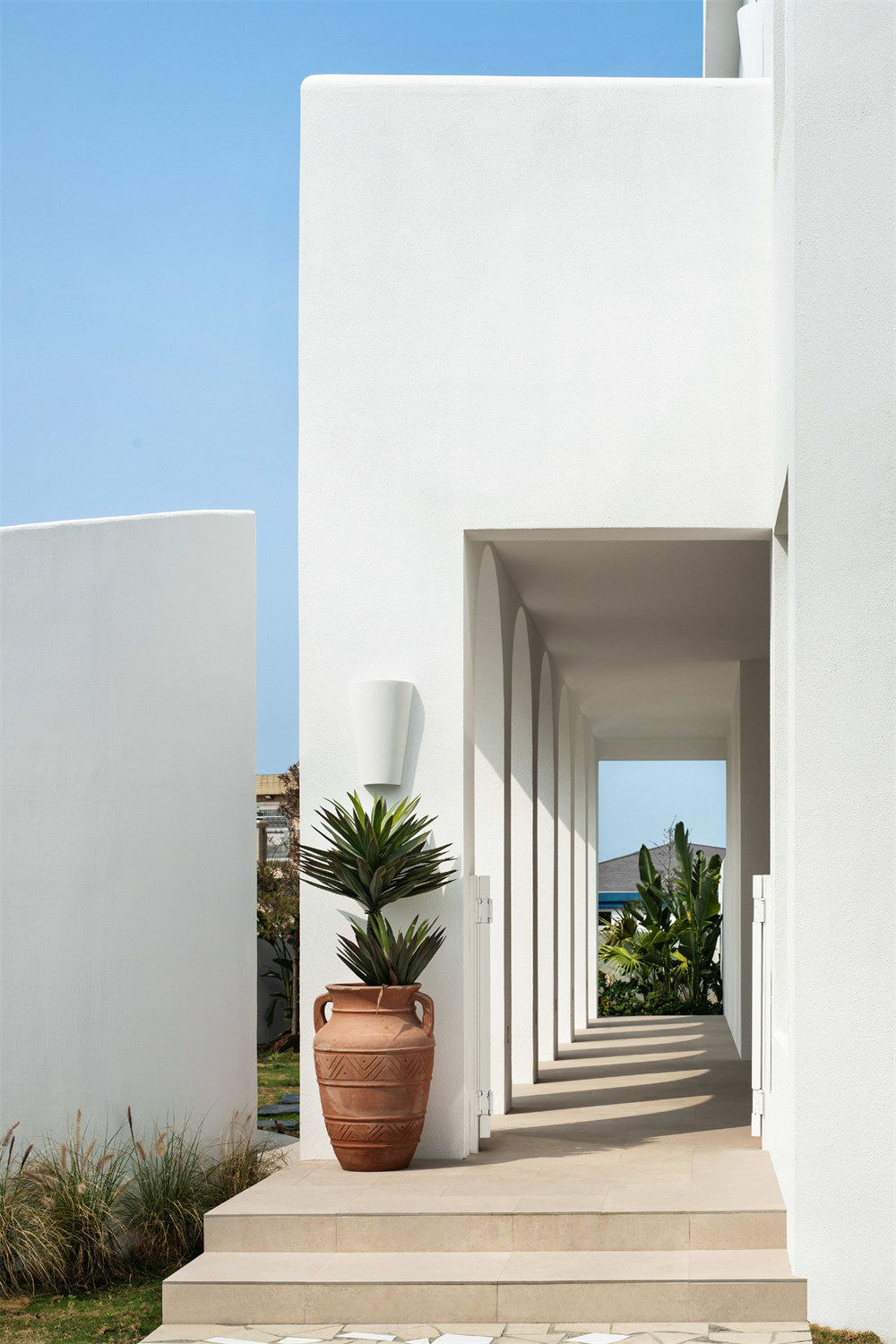 蜜悅·藍白圣島懸崖泡池海景民宿裝修設計方案(圖1)