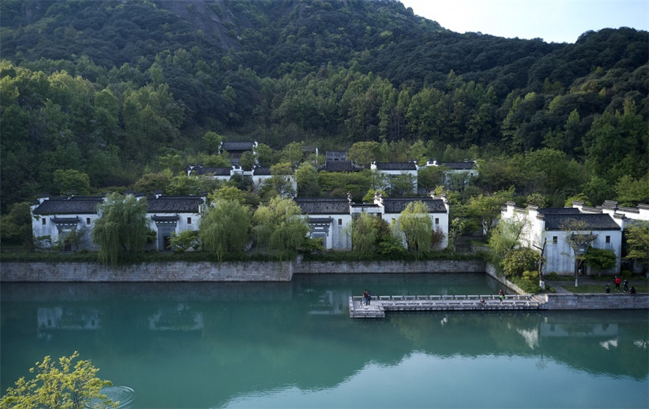 徽派特色酒店裝修 蘭亭安麓度假酒店設(shè)計(jì)裝修實(shí)(圖3) 徽派特色酒店裝修 蘭亭安麓度假酒店設(shè)計(jì)裝修實(shí)景圖