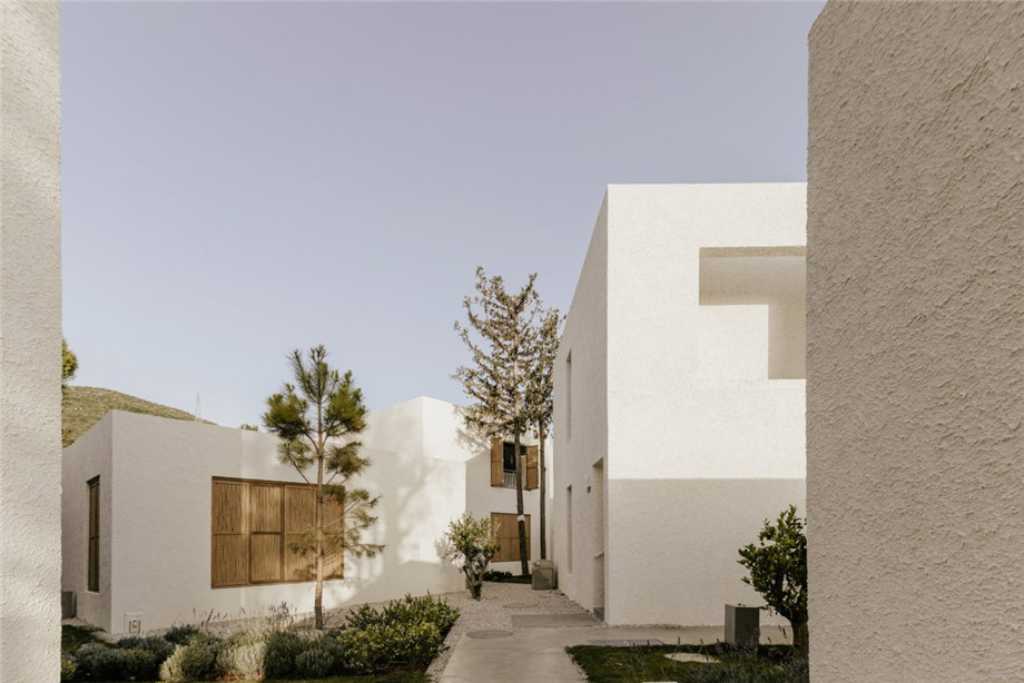 純白系高級(jí)簡(jiǎn)約風(fēng)精品度假酒店裝修設(shè)計(jì)案例(圖3) 純白系高級(jí)簡(jiǎn)約風(fēng)精品度假酒店裝修設(shè)計(jì)案例